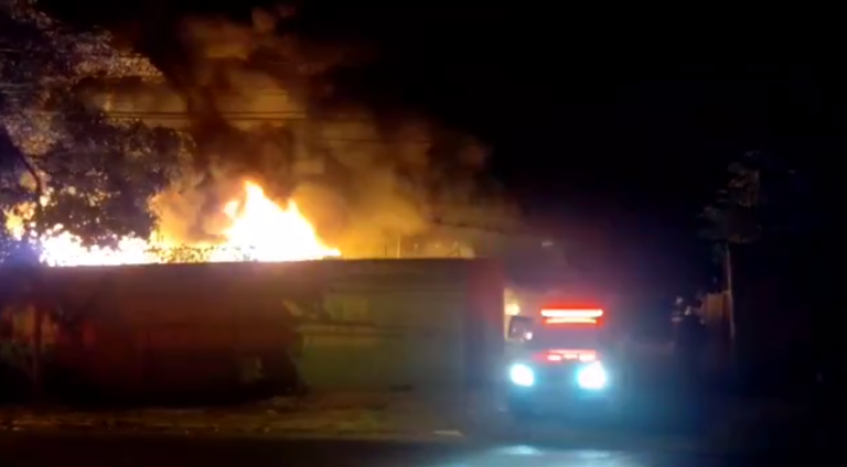 Depósito de sucatas pega fogo em Nova Odessa