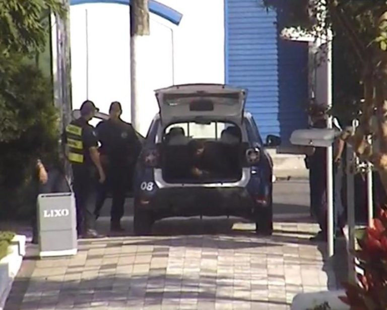 Homem é preso furtando cemitério, em Santos