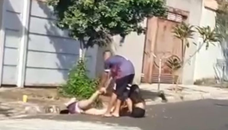 Garota fica presa no bueiro