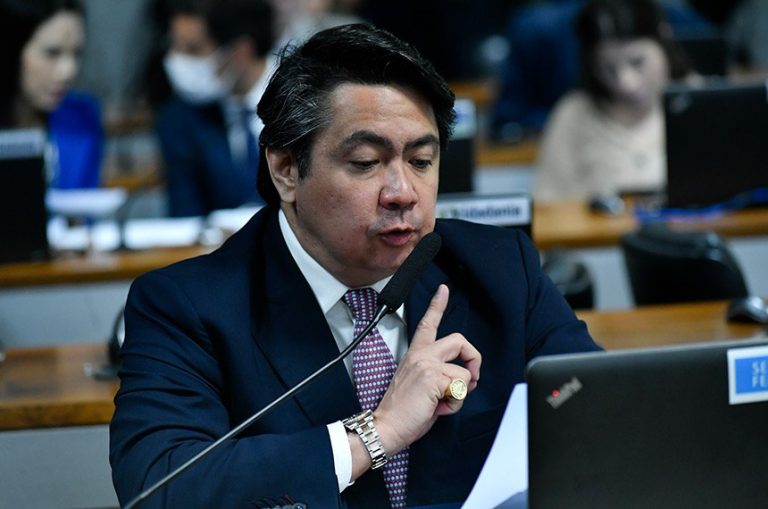 Senador do MDB do lado oposto