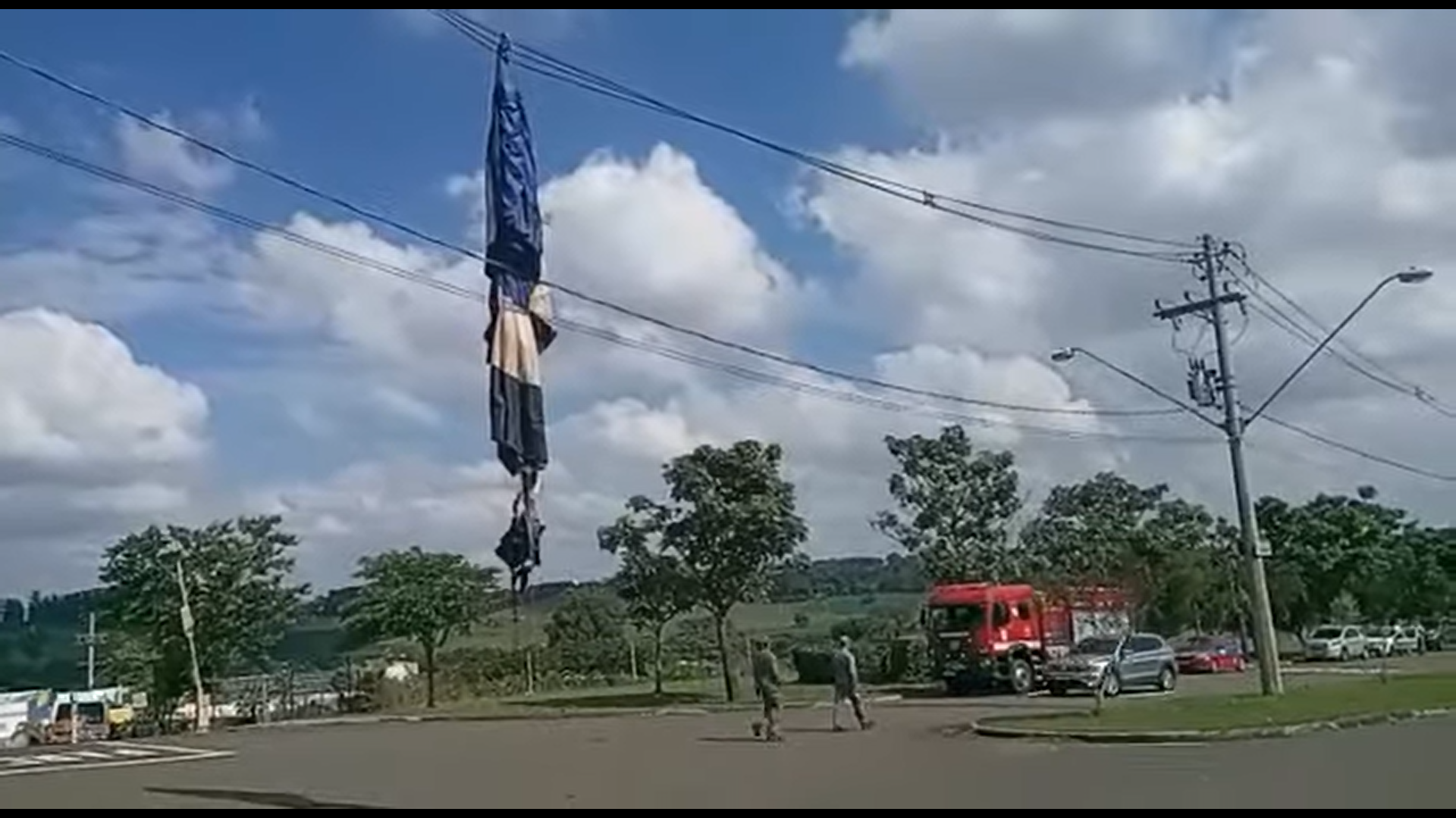 Paraquedista está à procura de equipamento que caiu no bairro