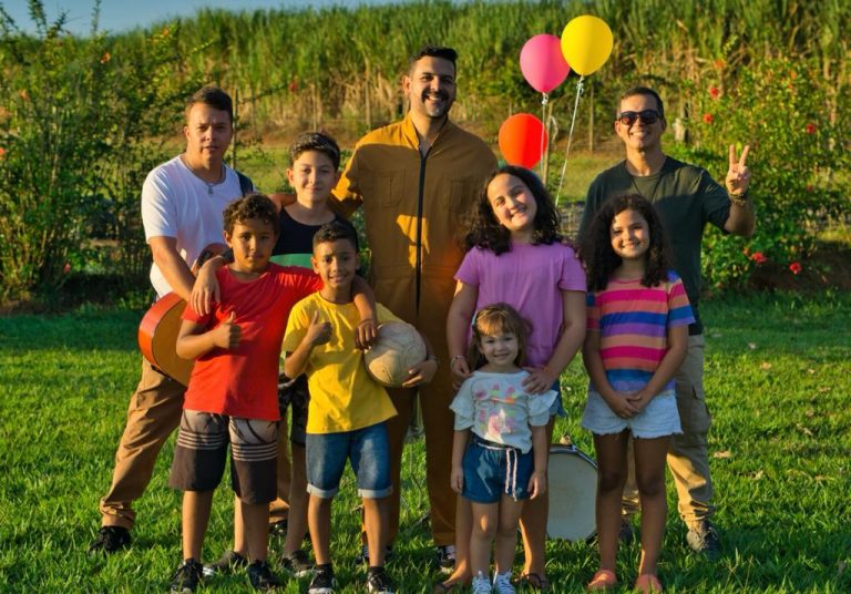 Com mensagens sobre as crianças, banda Leso lança novo single.