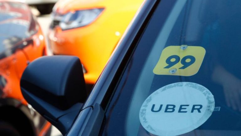 Carro com adesivo dos aplicativos Uber e 99.