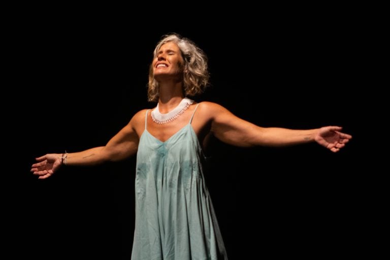 Atriz campineira volta à cidade para encenar solo sobre transformação interior