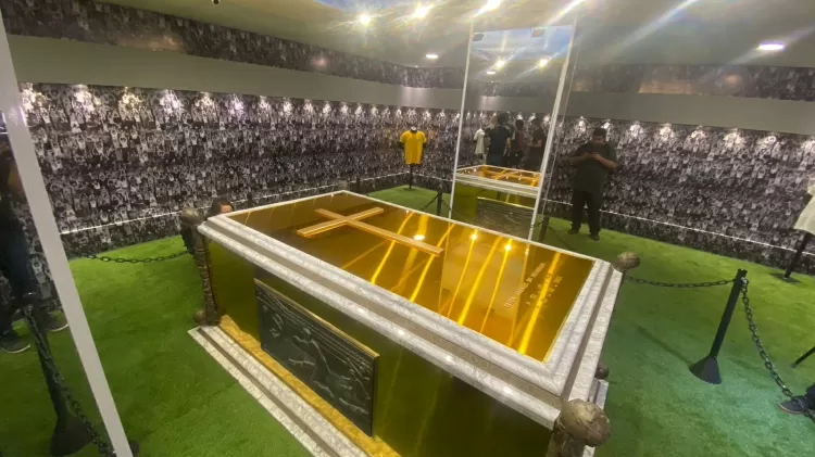 Mausoléu com corpo de Pelé é aberto para visitação em Santos