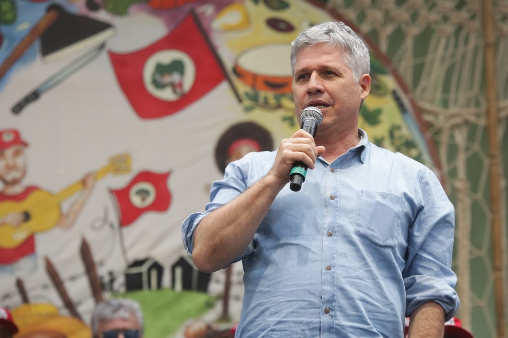O ministro do Desenvolvimento Agrário, Paulo Teixeira (PT), em visita a 4ª Feira Nacional do MST (Movimento dos Trabalhadores Rurais Sem Terra), realizada no Parque da Água Branca, na zona oeste da capital paulista | Foto: Alice Vergueiro/Folhapress)