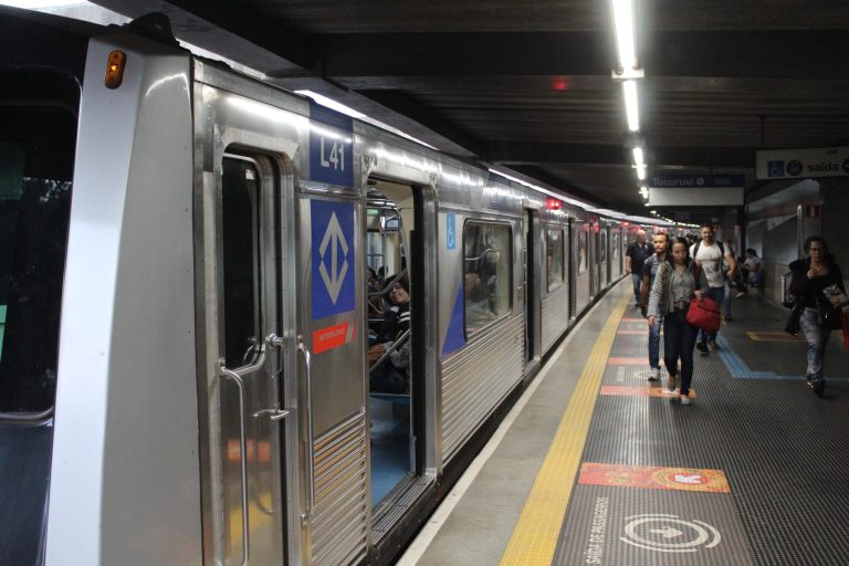 Metroviários suspendem greve em São Paulo e Metrô funciona normalmente