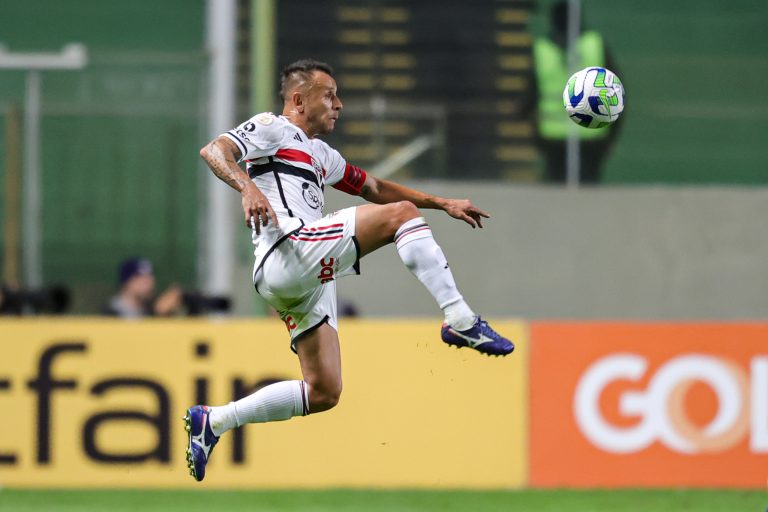 Rafinha jogador do São Paulo durante partida contra o Cruzeiro no estádio Independência pelo Campeonato Brasileiro | Foto: Gilson Lobo/AGIF/Folhapress