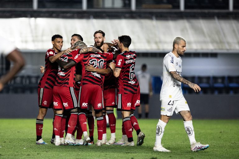 Everton Ribeiro jogador do Flamengo comemora seu gol com jogadores do seu time durante partida contra o Santos na Vila Belmiro | Foto: Abner Dourado/AGIF/Folhapress