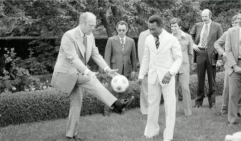 #3 ForasDeSérie | Pelé: Relembre os momentos do Rei do Futebol ao lado de Obama, Mandela e outras personalidades