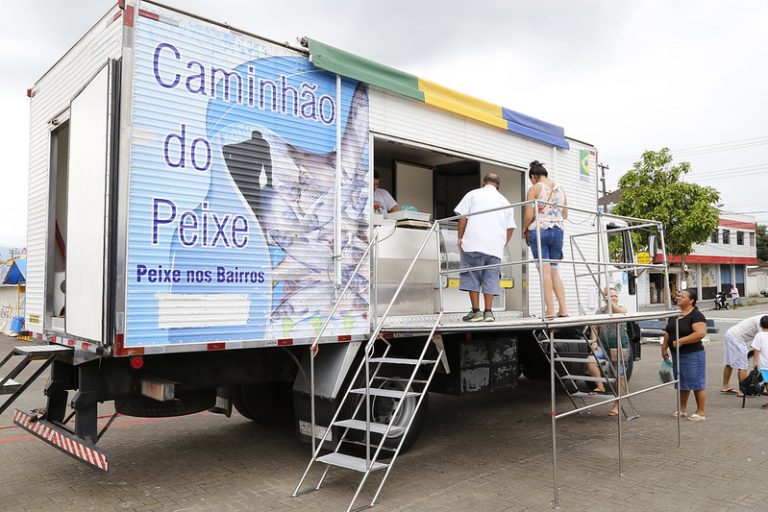 Caminhão do Peixe leva pescados a preços bem acessíveis no Guarujá