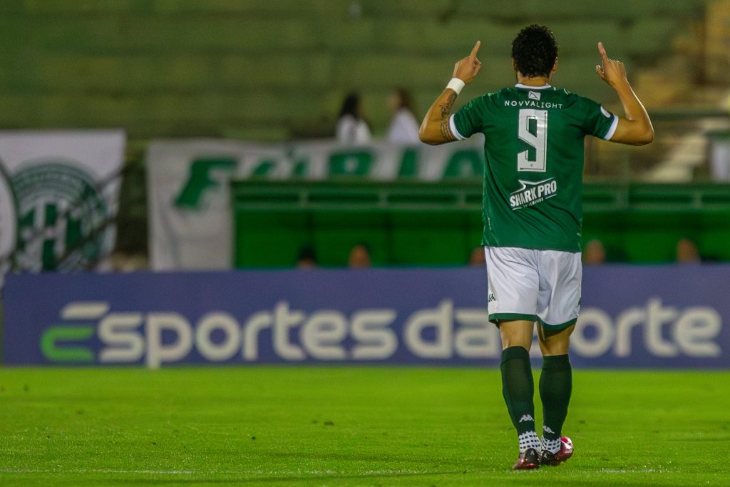Bruno Mendes comemorando o gol diante do Mirassol, na sua terceira passagem pelo clube