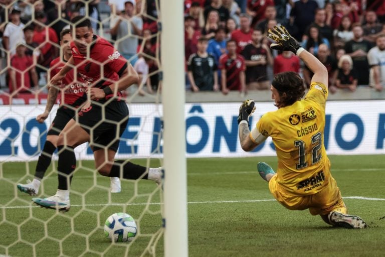 Athletico vence o Corinthians