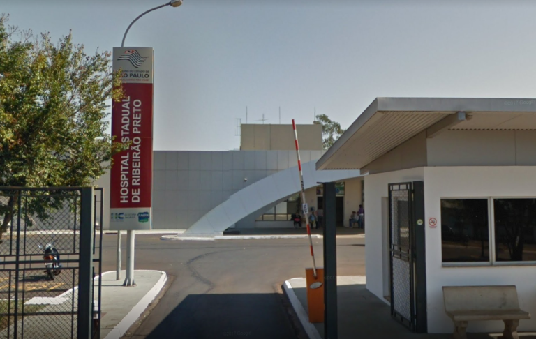 Mulher sofre queda ao ser retirada de ambulância e morre