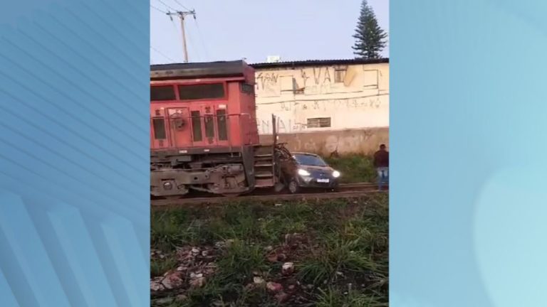 Carro é atingido por trem em Campinas