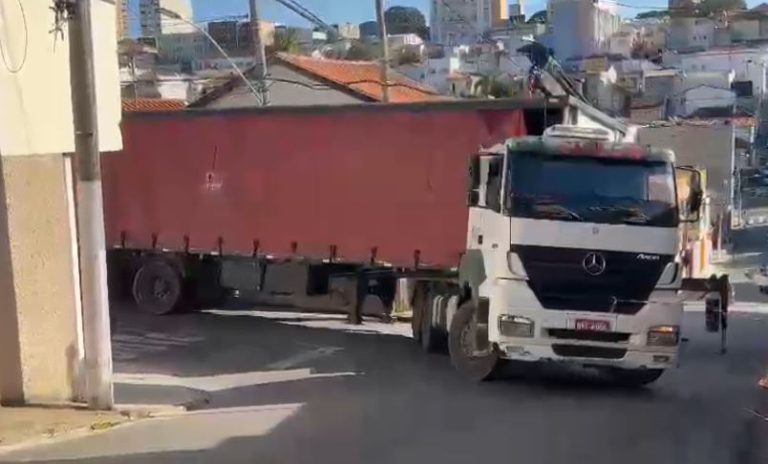 Carreta carregada com refrigerantes fica presa em uma rua de Bragança Paulista