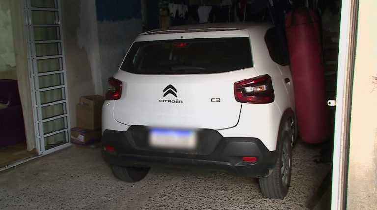 Carro roubado leva BAEP em esconderijo de drogas