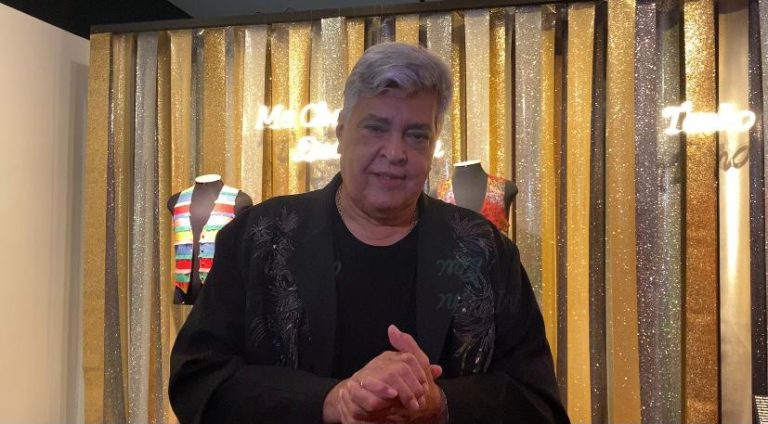 Entrevista com Sidney Magal durante inauguração da exposição