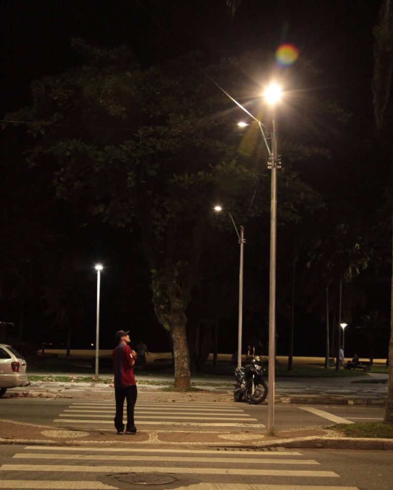 Faixas de pedestres de Santos contam com iluminação especial