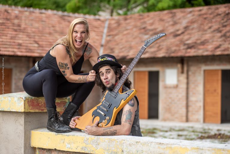 Gabi Roncatti e Landau apresentam o stand up “Rock + Humor” em Ribeirão Preto.