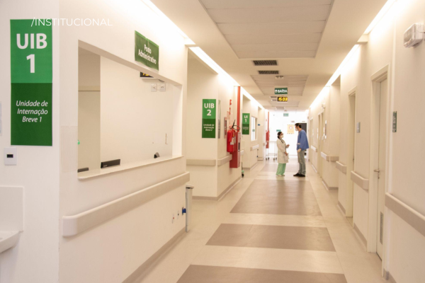 Grávida ofende médico gay em hospital, e colega usa peruca para atendê-la