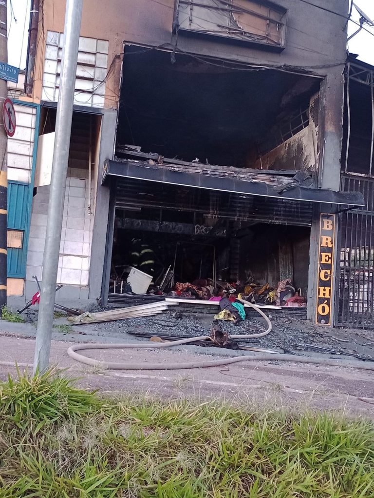 Incêndio destrói brechó em Jundiaí