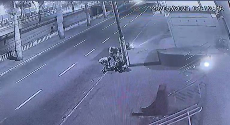 Vídeo mostra o momento em que motociclista é furtado após acidente