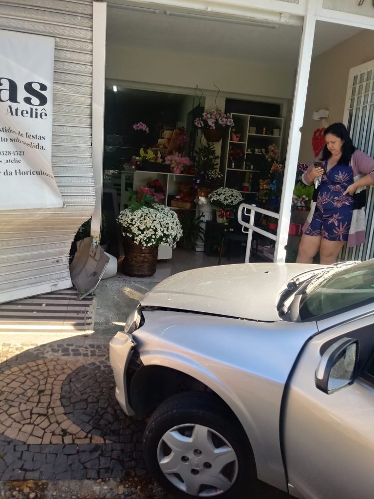 Idosa perde o controle da direção e bate em uma floricultura