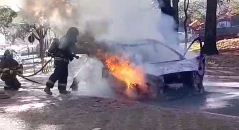 Carro pega fogo e mobiliza bombeiros na região central