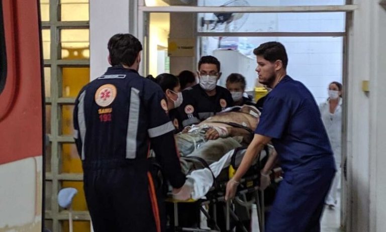 Entre tapas e beijos, homem vai parar na UTI por brincadeira com colegas