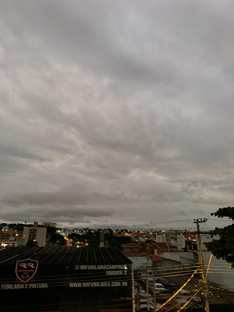 Campinas amanhece com céu nublado e chuva leve