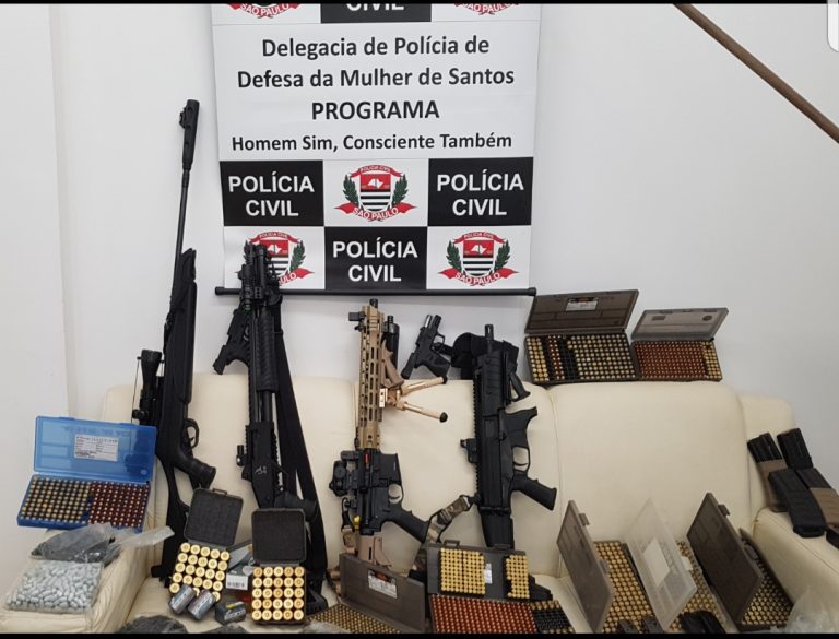 Arsenal é descoberto dentro de apartamento em Santos