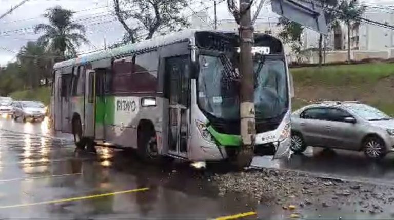 Ônibus aquaplanado colide contra poste da av. Caramuru