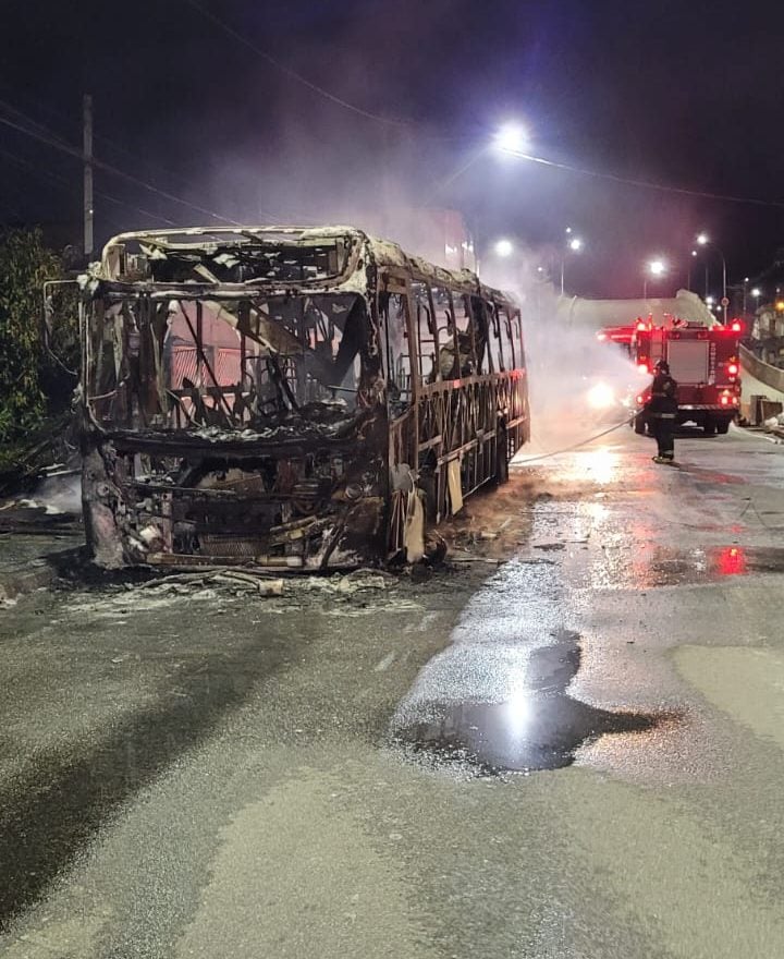 Ônibus é alvo de incêndio criminoso em São Vicente