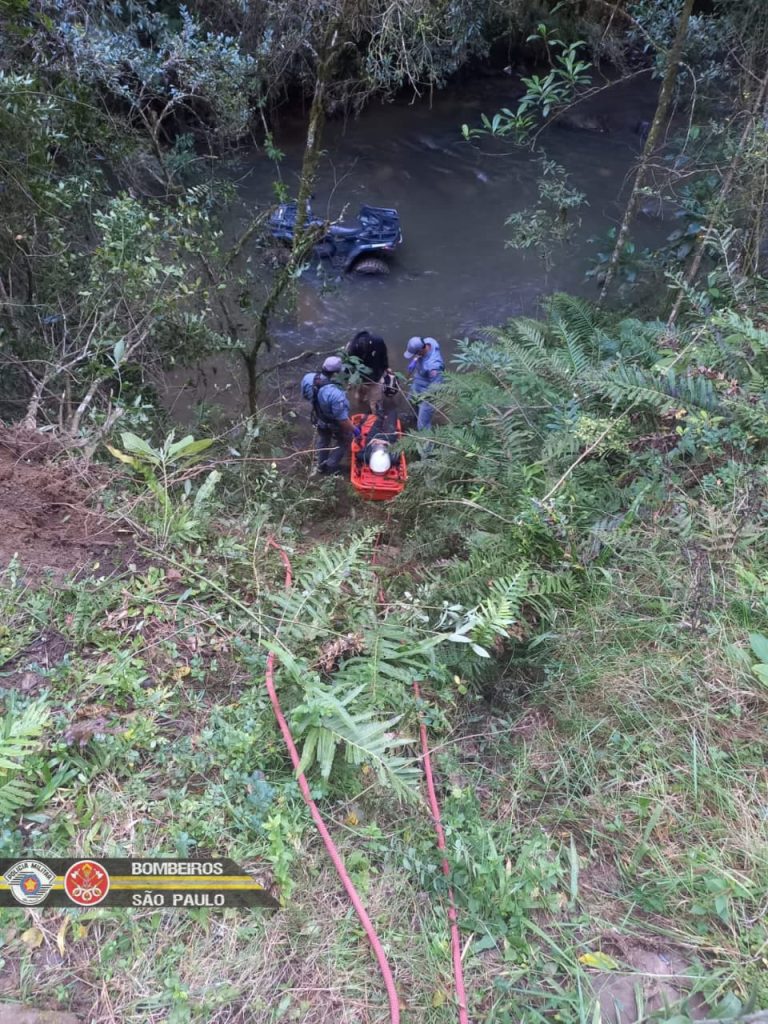 Casal resgatado após quadriciclo cair em ribanceira em Campos do Jordão