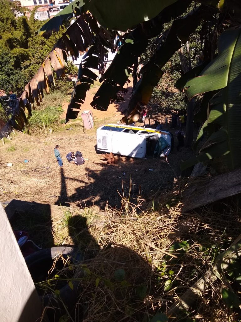 Acidente grave: Van escolar de Várzea Paulista cai em ribanceira