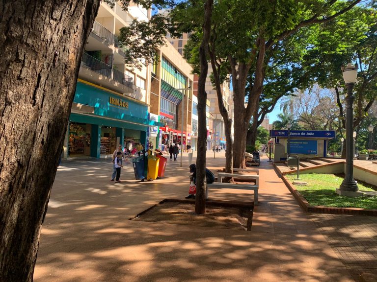 Em sábado de feriado, confira o funcionamento do comércio 