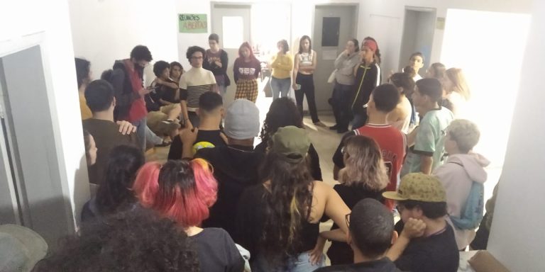 Estudantes da Unesp do Litoral paralisam atividades e fazem protesto
