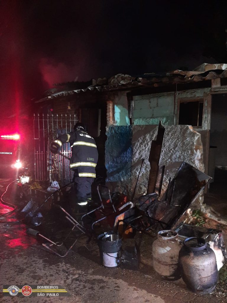 Polícia investiga suposto incêndio criminoso em residência