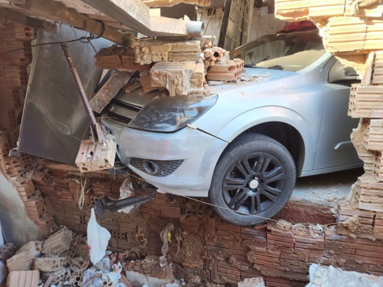 Caminhão sem freio invade duas casas em Limeira