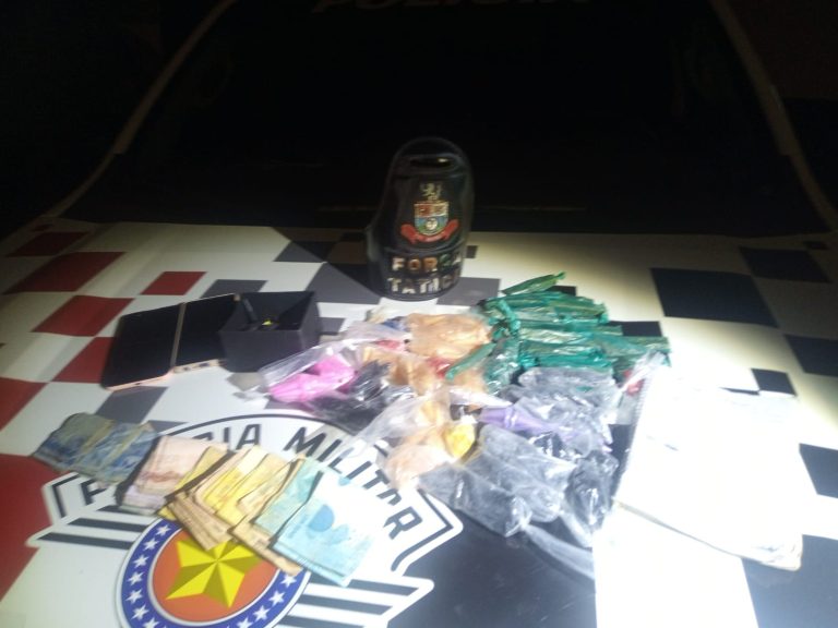 Homem é preso e adolescente é apreendido com mais de 450 porções de drogas em Santo Antônio de Posse