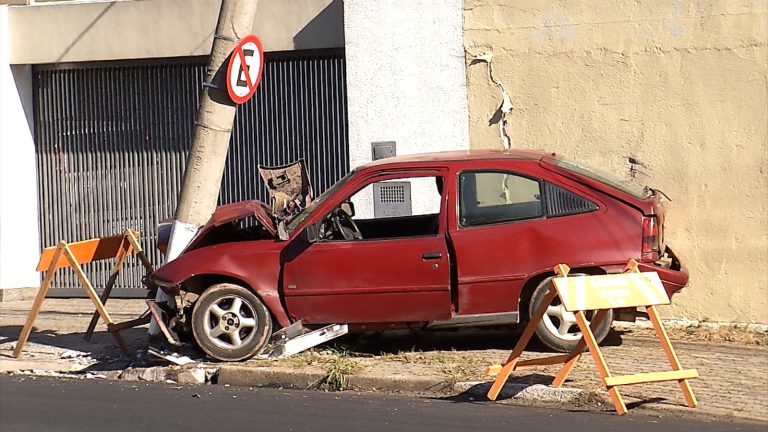 Idoso de 73 anos bate em poste na Vila Joaquim Inácio, em Campinas