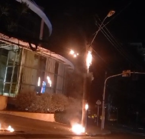 Poste pega fogo no bairro Cambuí em Campinas e assusta moradores
