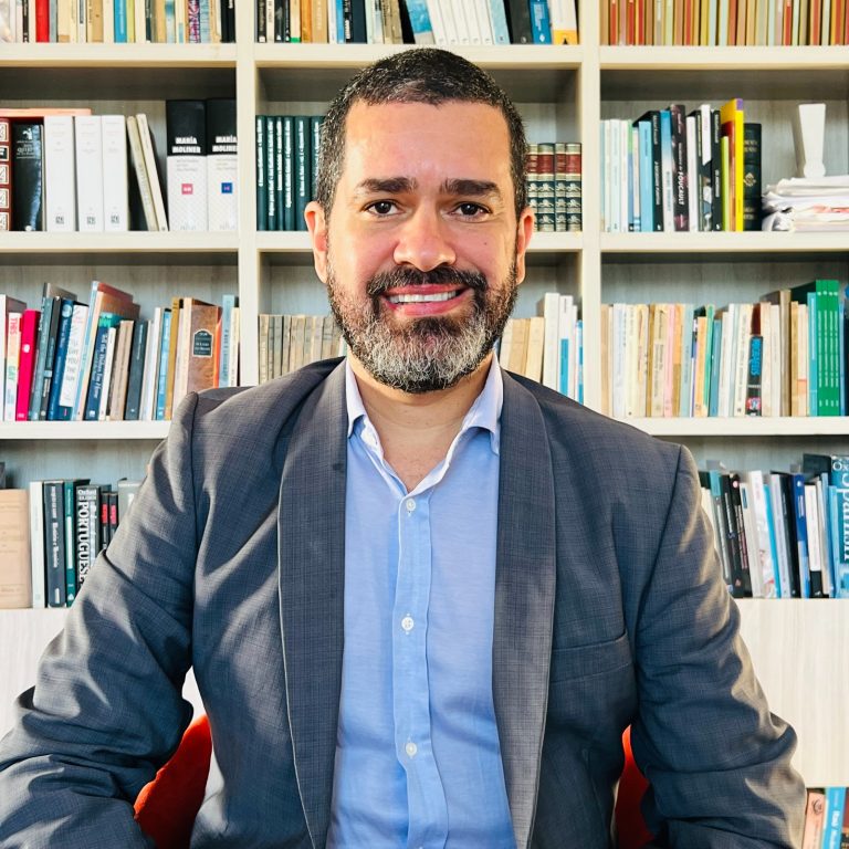 Livro aborda a censura e fake news impostas à literatura