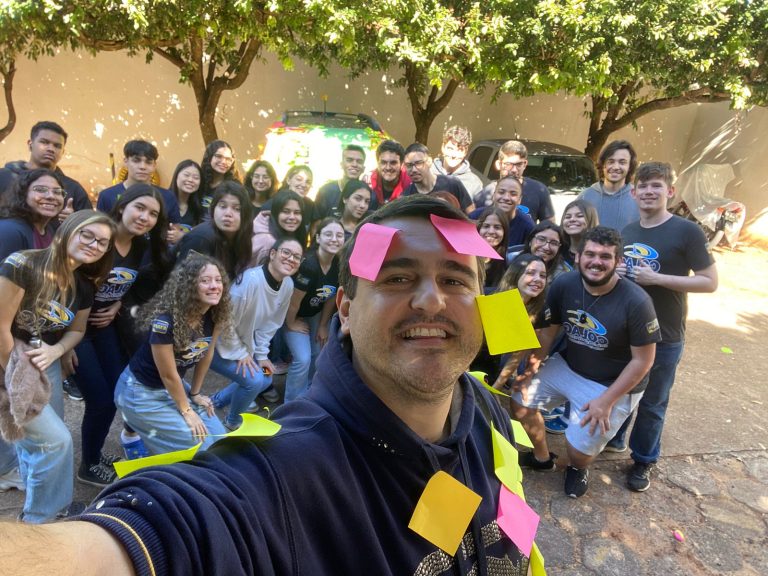 Com quatro mil post-its, professor recebe convite inusitado para formatura