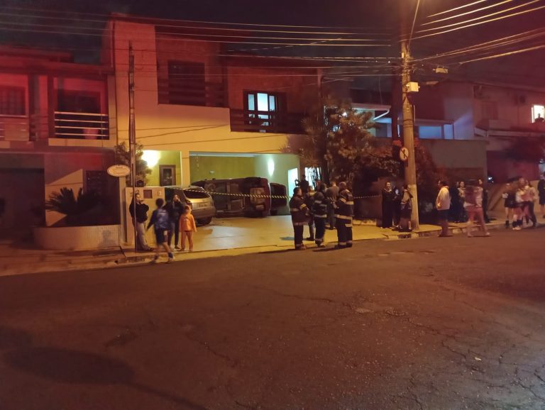 Motorista perde o controle e capota dentro de residência em Valinhos