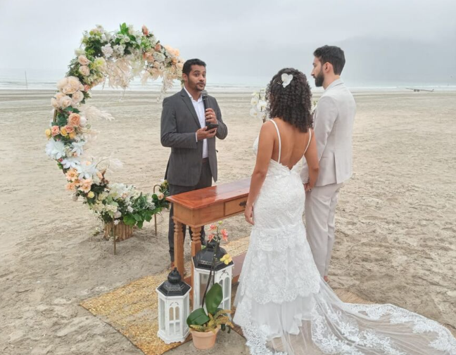 Guarujá abre inscrições para casamento comunitário na praia