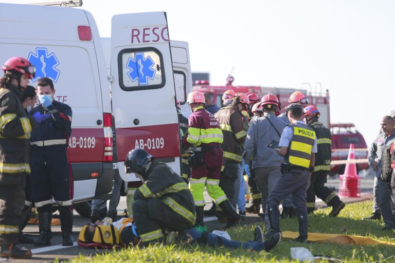 Ônibus tomba na via Anhanguera em Sumaré e deixa pelo menos quatro feridos