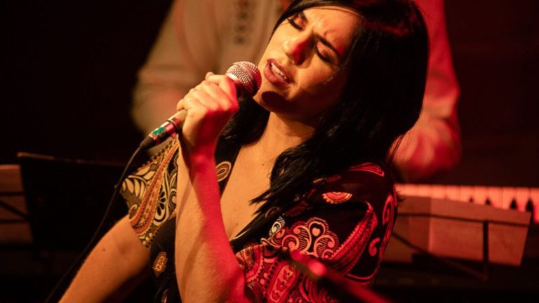 Teatro Castro Mendes tem show gratuito da cantora e compositora Ana Malta