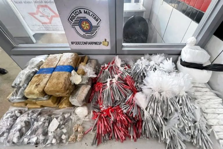 Ação da PM encontra diversos tipos de drogas escondidas em tonel debaixo da terra, no Guarujá